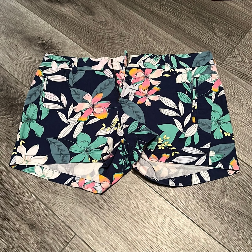 A.n.a shortd from kohls, size 10, fake pockets.